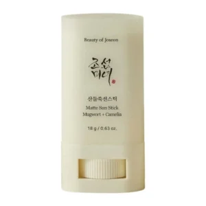 ضد آفتاب استیکی بیوتی آف جوسان مدل Matte Sun Stick Mugwort + Camelia ضد آفتاب استیکی بیوتی آف جوسان با فرمولاسیونی سبک و مات، انتخابی ایده‌آل برای محافظت روزانه از پوست در برابر اشعه‌های مضر خورشید است. این محصول با ++++SPF50+ PA نه تنها محافظت کامل در برابر UVA و UVB فراهم می‌کنه، بلکه به لطف ترکیبات گیاهی مثل عصاره درمنه و روغن کاملیا، پوست رو آبرسانی و تسکین میده و به تقویت سد دفاعی کمک می‌کنه. بافت مات و بدون چربی این ضد آفتاب باعث میشه هیچ رد سفیدی یا برق روی پوست نمونه و حتی روی آرایش هم بدون مشکل تمدید بشه. طراحی استیکی اون هم استفاده راحت و بهداشتی رو ممکن می‌کنه، بدون اینکه نیاز به تماس دست با صورت داشته باشی. برای روتین کامل‌تر و نتیجه بهتر، می‌تونی در کنار این ضد آفتاب از کرم هیالورونیک اسید کوزارکس برای حفظ رطوبت یا سرم نیاسینامید بیوتی آف جوسان برای کنترل چربی و شفافیت بیشتر پوست استفاده کنی. ویژگی‌های کلیدی ضد آفتاب استیکی بیوتی آف جوسان ++++SPF50+ PA با محافظت کامل در برابر UVA و UVB بافت سبک و مات بدون ایجاد برق یا چربی مناسب برای تمدید روی آرایش در طول روز حاوی عصاره درمنه و روغن کاملیا با خواص آنتی‌اکسیدانی و تسکین‌دهنده بدون چسبندگی و بدون ایجاد سفیدک روی پوست طراحی استیکی برای استفاده آسان، تمیز و قابل حمل فاقد الکل، عطر و اسانس مصنوعی مناسب انواع پوست، از جمله حساس، مختلط و مستعد آکنه مناسب برای: افرادی که به دنبال یک ضد آفتاب سبک، غیرچرب و غیرکومدون‌زا هستند و می‌خوان در طول روز به‌راحتی و حتی روی آرایش ضد آفتابشون رو تمدید کنن. نحوه استفاده: استیک رو مستقیم روی پوست تمیز یا حتی روی آرایش بکش. برای محافظت مداوم، هر 2 تا 3 ساعت یک بار تمدیدش کن.