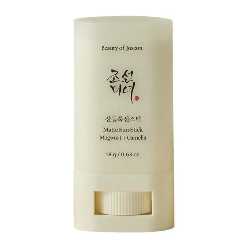ضد آفتاب استیکی بیوتی آف جوسان مدل Matte Sun Stick Mugwort + Camelia ضد آفتاب استیکی بیوتی آف جوسان با فرمولاسیونی سبک و مات، انتخابی ایدهآل برای محافظت روزانه از پوست در برابر اشعههای مضر خورشید است. این محصول با ++++SPF50+ PA نه تنها محافظت کامل در برابر UVA و UVB فراهم میکنه، بلکه به لطف ترکیبات گیاهی مثل عصاره درمنه و روغن کاملیا، پوست رو آبرسانی و تسکین میده و به تقویت سد دفاعی کمک میکنه. بافت مات و بدون چربی این ضد آفتاب باعث میشه هیچ رد سفیدی یا برق روی پوست نمونه و حتی روی آرایش هم بدون مشکل تمدید بشه. طراحی استیکی اون هم استفاده راحت و بهداشتی رو ممکن میکنه، بدون اینکه نیاز به تماس دست با صورت داشته باشی. برای روتین کاملتر و نتیجه بهتر، میتونی در کنار این ضد آفتاب از کرم هیالورونیک اسید کوزارکس برای حفظ رطوبت یا سرم نیاسینامید بیوتی آف جوسان برای کنترل چربی و شفافیت بیشتر پوست استفاده کنی. ویژگیهای کلیدی ضد آفتاب استیکی بیوتی آف جوسان ++++SPF50+ PA با محافظت کامل در برابر UVA و UVB بافت سبک و مات بدون ایجاد برق یا چربی مناسب برای تمدید روی آرایش در طول روز حاوی عصاره درمنه و روغن کاملیا با خواص آنتیاکسیدانی و تسکیندهنده بدون چسبندگی و بدون ایجاد سفیدک روی پوست طراحی استیکی برای استفاده آسان، تمیز و قابل حمل فاقد الکل، عطر و اسانس مصنوعی مناسب انواع پوست، از جمله حساس، مختلط و مستعد آکنه مناسب برای: افرادی که به دنبال یک ضد آفتاب سبک، غیرچرب و غیرکومدونزا هستند و میخوان در طول روز بهراحتی و حتی روی آرایش ضد آفتابشون رو تمدید کنن. نحوه استفاده: استیک رو مستقیم روی پوست تمیز یا حتی روی آرایش بکش. برای محافظت مداوم، هر 2 تا 3 ساعت یک بار تمدیدش کن. ضد آفتاب استیکی بیوتی آف جوسان مدل Matte Sun Stick Mugwort + Camelia ضد آفتاب استیکی بیوتی آف جوسان با فرمولاسیونی سبک و مات، انتخابی ایدهآل برای محافظت روزانه از پوست در برابر اشعههای مضر خورشید است. این محصول با ++++SPF50+ PA نه تنها محافظت کامل در برابر UVA و UVB فراهم میکنه، بلکه به لطف ترکیبات گیاهی مثل عصاره درمنه و روغن کاملیا، پوست رو آبرسانی و تسکین میده و به تقویت سد دفاعی کمک میکنه. بافت مات و بدون چربی این ضد آفتاب باعث میشه هیچ رد سفیدی یا برق روی پوست نمونه و حتی روی آرایش هم بدون مشکل تمدید بشه. طراحی استیکی اون هم استفاده راحت و بهداشتی رو ممکن میکنه، بدون اینکه نیاز به تماس دست با صورت داشته باشی. برای روتین کاملتر و نتیجه بهتر، میتونی در کنار این ضد آفتاب از کرم هیالورونیک اسید کوزارکس برای حفظ رطوبت یا سرم نیاسینامید بیوتی آف جوسان برای کنترل چربی و شفافیت بیشتر پوست استفاده کنی. ویژگیهای کلیدی ضد آفتاب استیکی بیوتی آف جوسان ++++SPF50+ PA با محافظت کامل در برابر UVA و UVB بافت سبک و مات بدون ایجاد برق یا چربی مناسب برای تمدید روی آرایش در طول روز حاوی عصاره درمنه و روغن کاملیا با خواص آنتیاکسیدانی و تسکیندهنده بدون چسبندگی و بدون ایجاد سفیدک روی پوست طراحی استیکی برای استفاده آسان، تمیز و قابل حمل فاقد الکل، عطر و اسانس مصنوعی مناسب انواع پوست، از جمله حساس، مختلط و مستعد آکنه مناسب برای: افرادی که به دنبال یک ضد آفتاب سبک، غیرچرب و غیرکومدونزا هستند و میخوان در طول روز بهراحتی و حتی روی آرایش ضد آفتابشون رو تمدید کنن. نحوه استفاده: استیک رو مستقیم روی پوست تمیز یا حتی روی آرایش بکش. برای محافظت مداوم، هر 2 تا 3 ساعت یک بار تمدیدش کن.